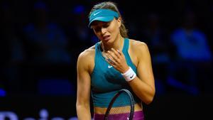 Archivo - Paula Badosa of Spain in action during the quarter-final of the 2023 Porsche Tennis Grand Prix WTA 500 tennis tournament against Aryna Sabalenka of Belarus