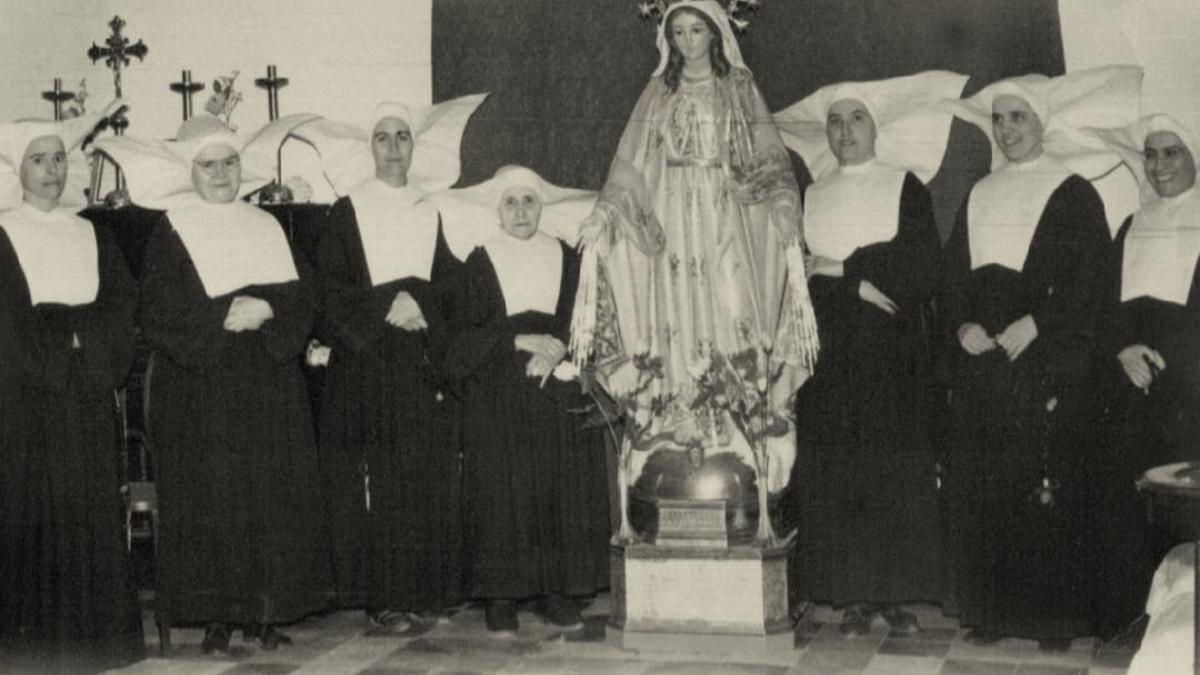 Sor Eloína Rosaleny, primera por la izquierda, junto a un grupo de monjas de la congregación, en Xàtiva.