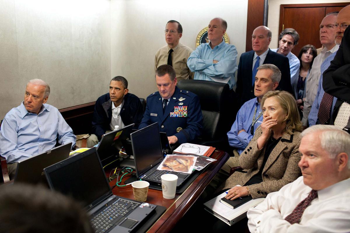 La foto muestra como el entonces presidente de EEUU, Barack Obama, el vicepresidente, Joe Biden, junto con otros destacados miembros de su Gobierno, como la que era secretaria de Estado, Hillary Clinton, siguen en directo el asalto a la guarida de Bin Laden.
