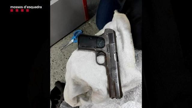Una de les pistoles requisades pels Mossos.