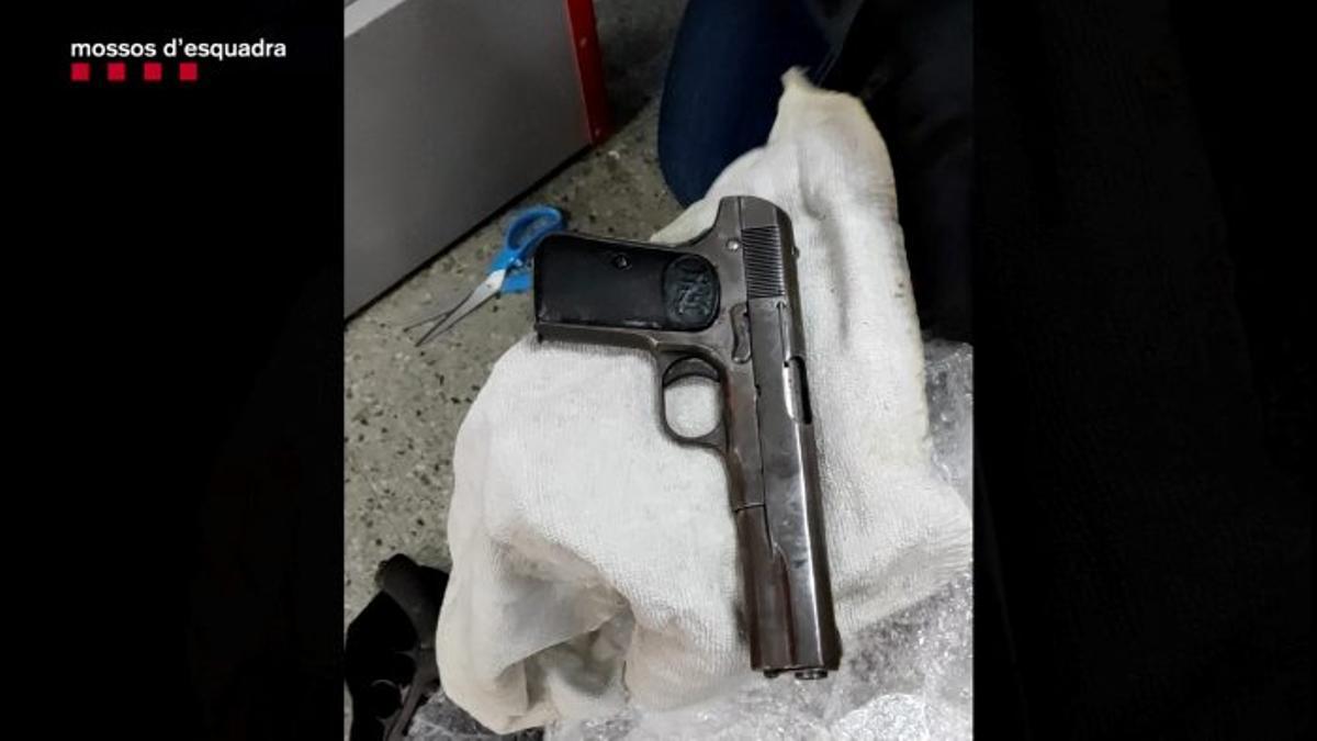 Una de las pistolas requisadas por los Mossos.