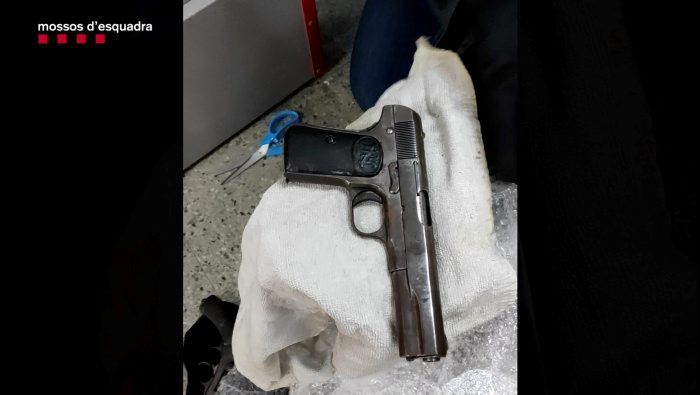 Una de las pistolas requisadas por los Mossos.