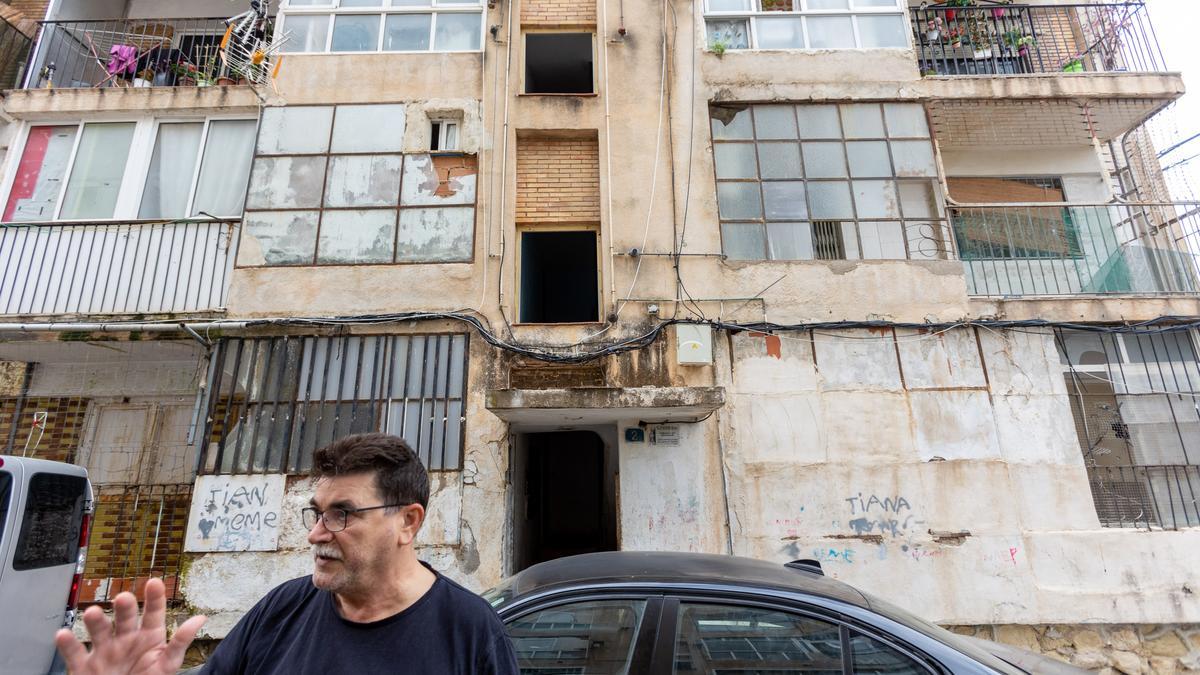 Antonio Colomina, junto a un bloque de edificios en su barrio.