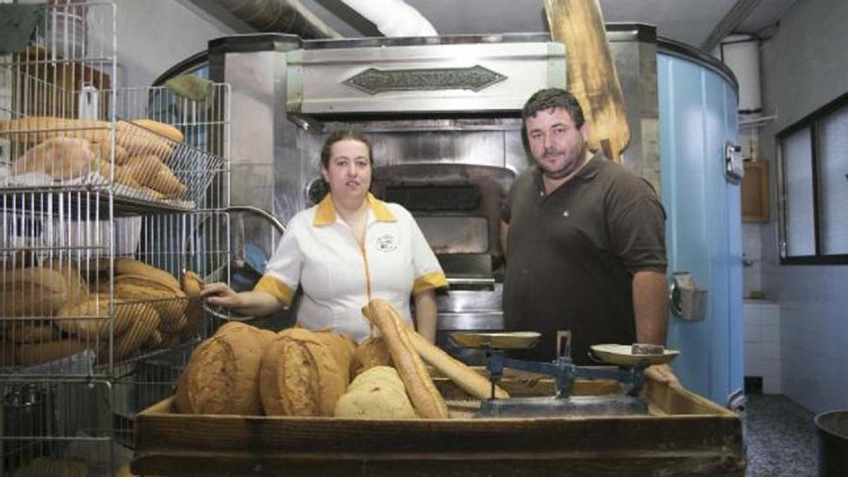 Juan Manuel Moreno lidera una reconocida panadería en Algatocín.