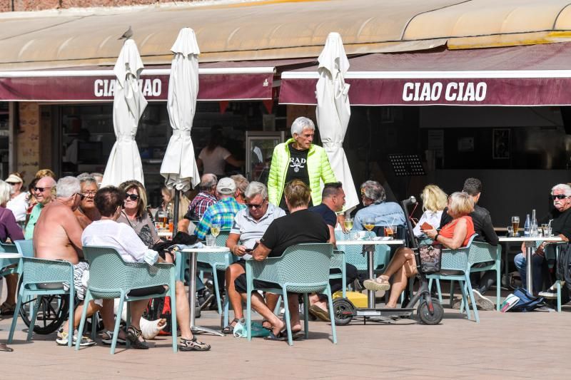 El viento y la calima siguen el jueves en Canarias y cierran Playa del Inglés por mala mar