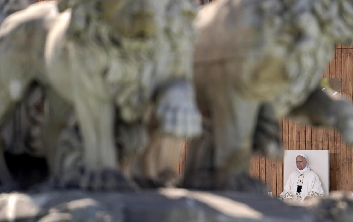 Lleó XIV insisteix en la seva crida a la caritat en la missa de Cibeles: «Ningú pot agenollar-se davant el Senyor i menysprear el germà»