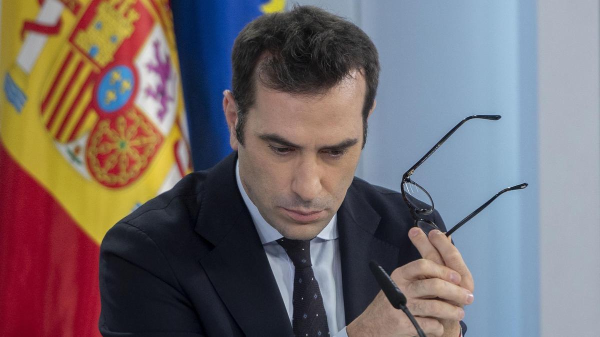 El ministro de Economía, Comercio y Empresa, Carlos Cuerpo, durante una rueda de prensa posterior al Consejo de Ministros, en el Palacio de La Moncloa, a 30 de abril de 2025, en Madrid (España). Durante su comparecencia, los ministros han defendido la ges