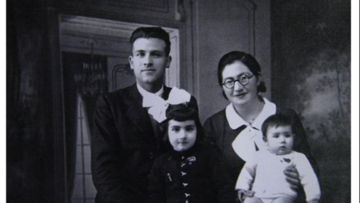 Atilano Coco junto a su mujer Enriqueta Carbonell y los hijos de ambos.