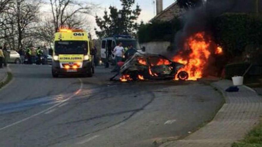 El Peugeot en el que fallecieron los dos jóvenes ardió tras una colisión con otro vehículo.