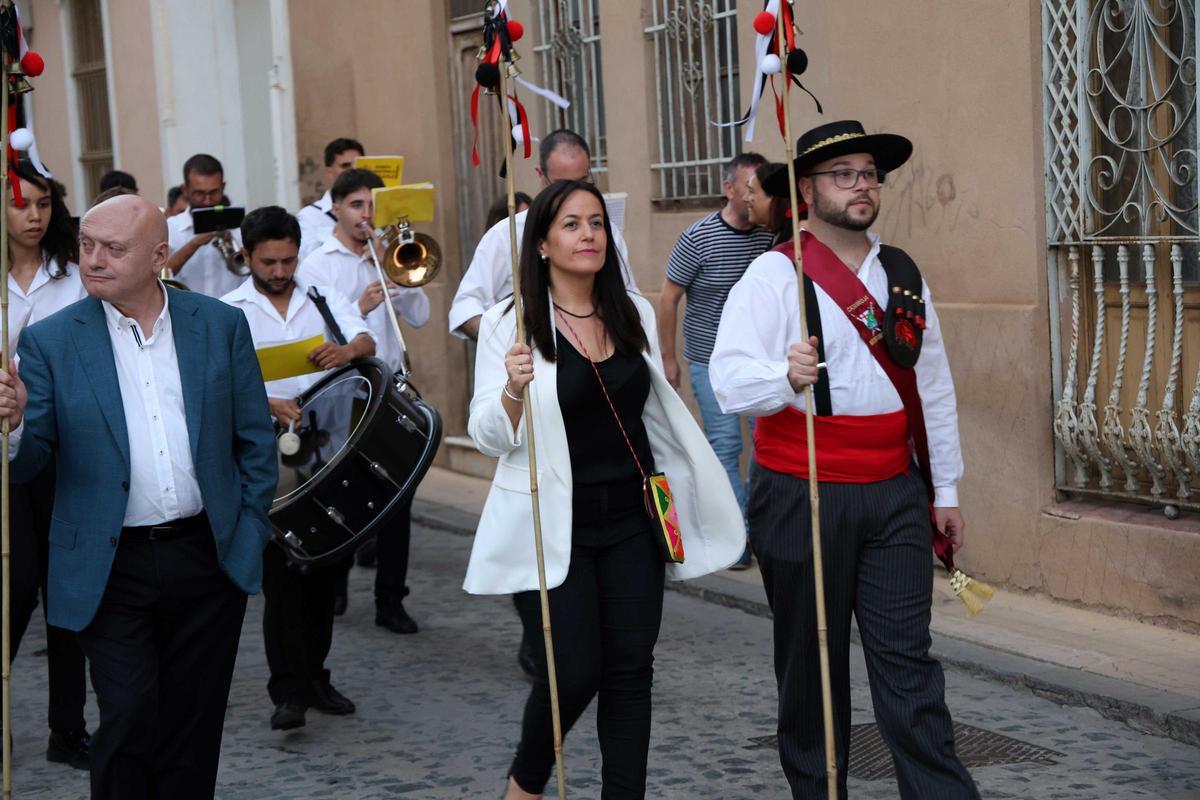 Pregón. Alcaldesa Lorena Silvent, diputadode Cultura y presidente Intercomparsa.