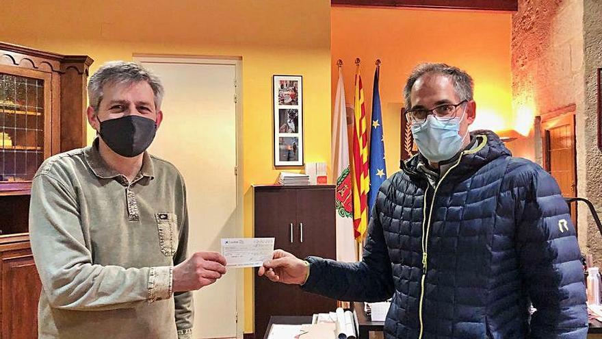 Moment del donatiu al Fons d&#039;Emergència Social