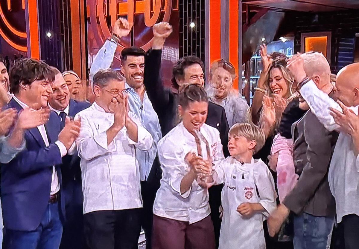Camilla, recibe el trofeo junto a su hijo Thiago.