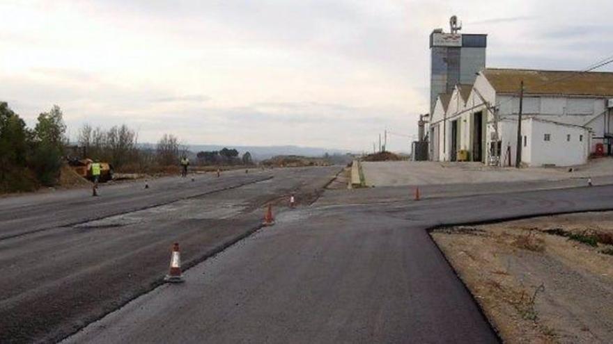 Mejorado el firme de la carretera A-131 en Villanueva de Sijena