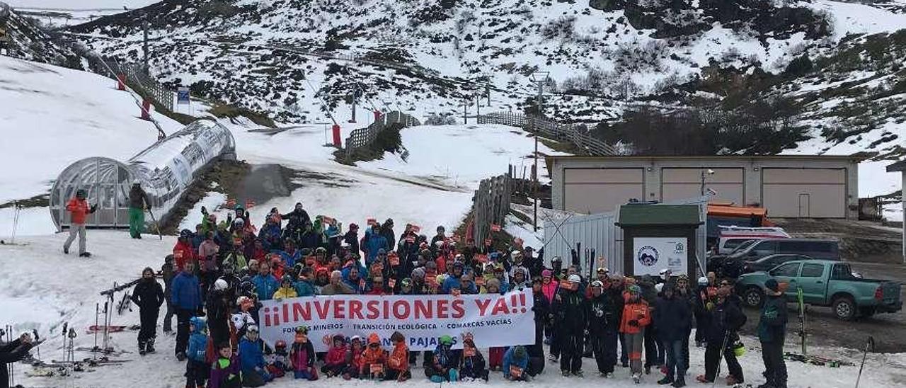 Una protesta de los esquiadores, en la estación de Valgrande-Pajares.