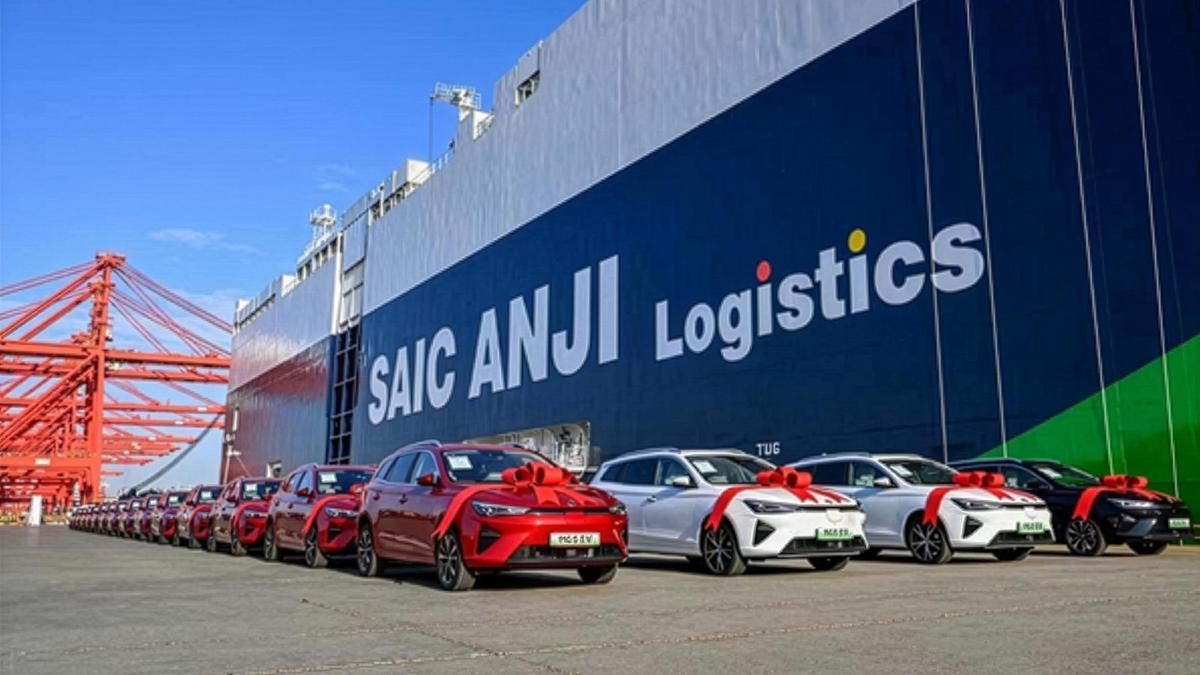 Coches de SAIC preparados para embarcar.