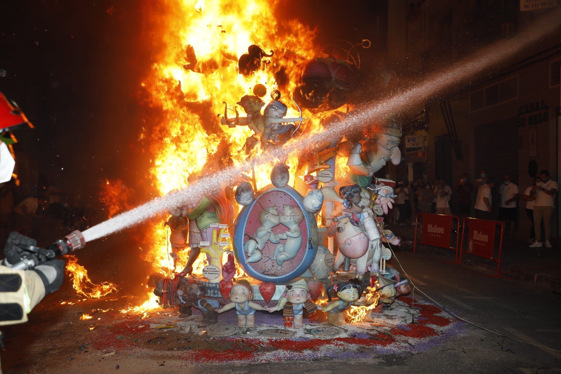 Así ardieron los monumentos más icónicos de las fallas del COVID