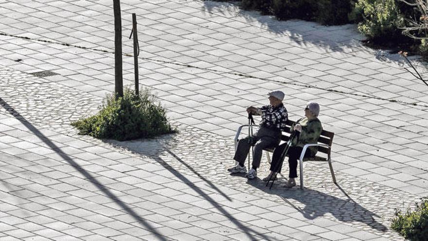 Dos personas mayores, en Palma. La mayor preocupación de los ancianos es depender de alguien.