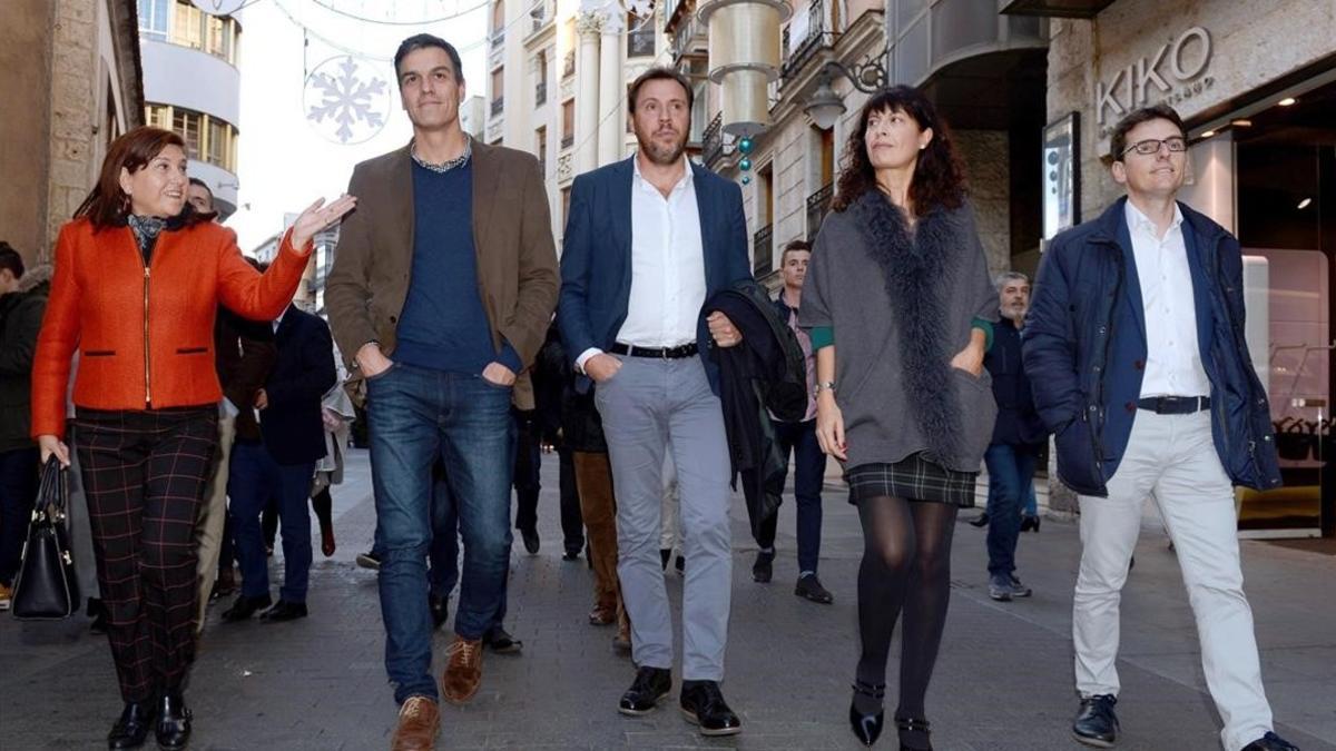 Pedro Sánchez pasea por Valladolid, este jueves.