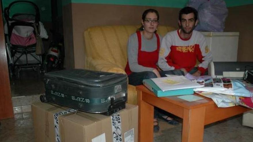 David Díaz y Patricia Pérez, ayer en su vivienda del barrio de la Villa de Vélez Málaga.