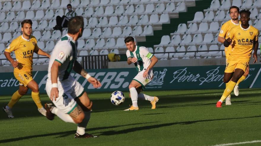 Una batalla de estilos en la medular entre el UCAM Murcia y el Córdoba CF