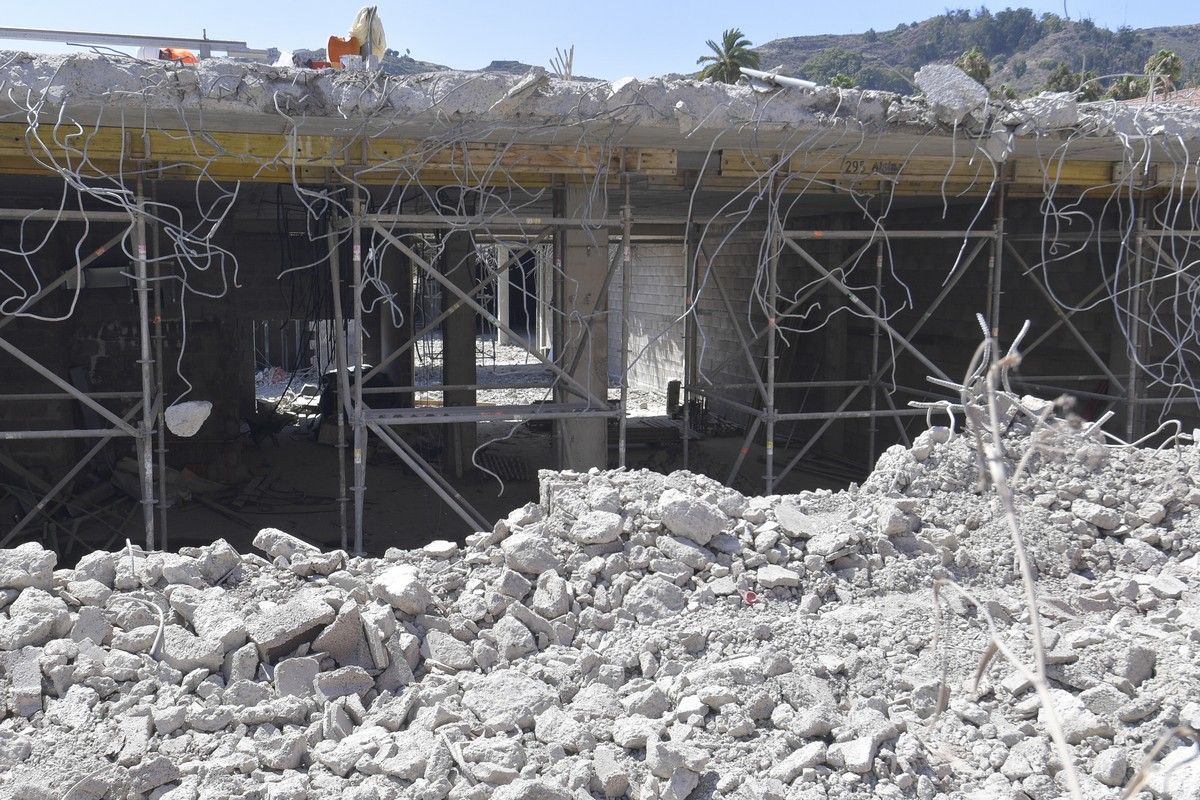 Así continúa el derribo del mamotreto de Santa Brígida