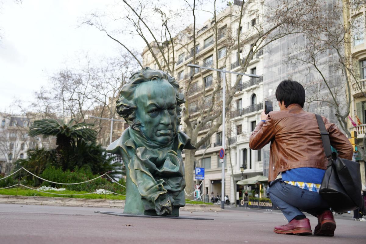 Siete esculturas gigantes de la estatuilla de los premios Goya ya están instaladas en diferentes emplazamientos de Barcelona
