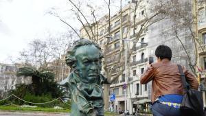 Siete esculturas gigantes de la estatuilla de los premios Goya ya están instaladas en diferentes emplazamientos de Barcelona