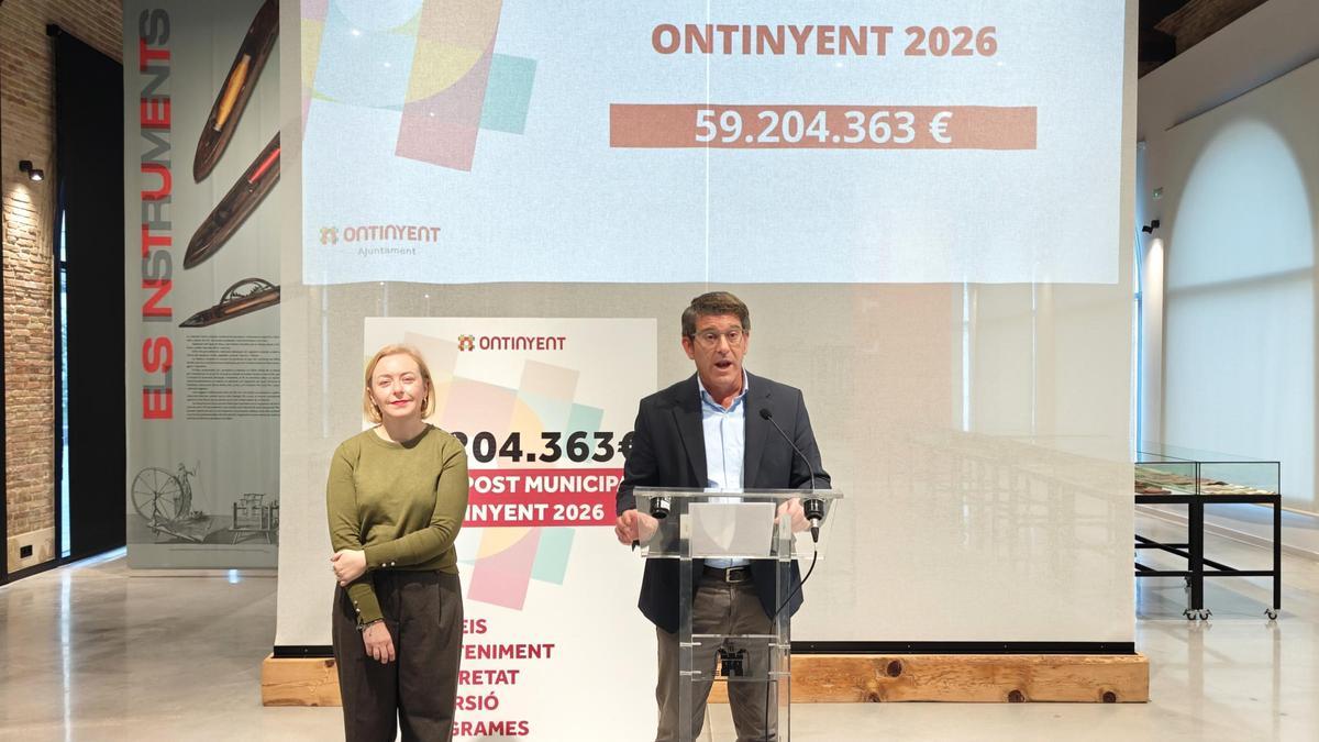 El alcalde, Jorge Rodríguez, y la 1ª teniente de alcalde, Natàlia Enguix, en un momento de la rueda de prensa.