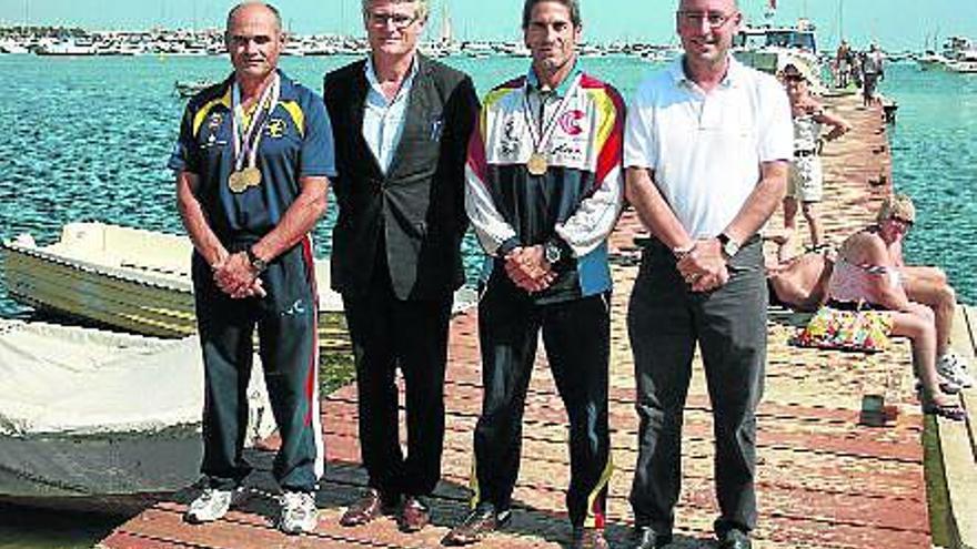 José Antonio Lucas, José Ángel Noguera, concejal de Deportes de San Javier, Luis Miguel Hueva y Alfonso Samper, presidente de la Federación Murciana de Piragüismo, en el embarcadero de Santiago de la Ribera