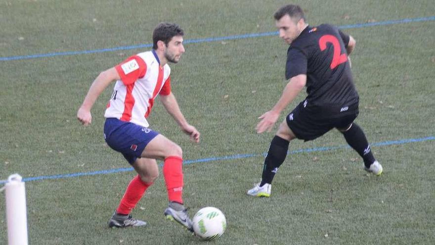 Un jugador del Alondras intenta eludir la presión de un rival del Villalbés. // Gonzalo Núñez