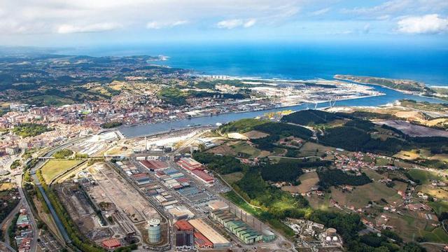 Vista aérea del PEPA, con los terrenos de Baterías a la izquierda y el Niemeyer, Avilés y la ría, al fondo.