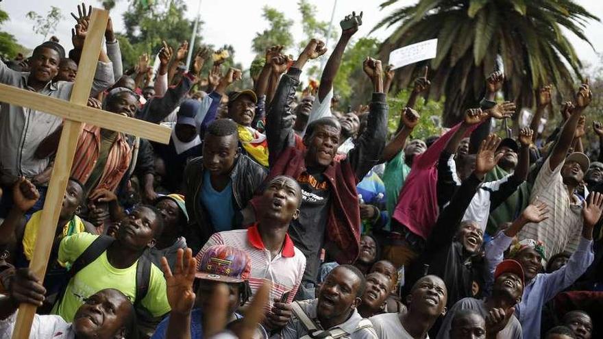 Una manifestación multitudinaria muestra la pérdida de apoyo de Mugabe