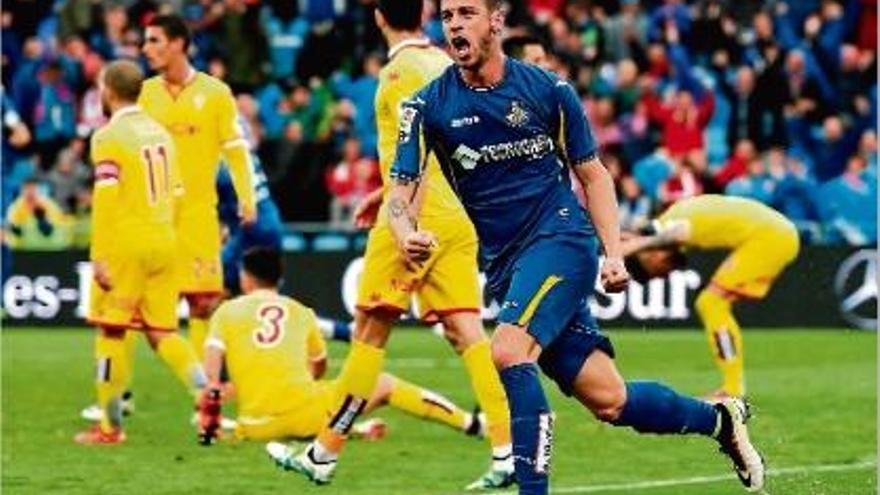 El davanter del Getafe Scepovic celebra amb eufòria el gol que empatava el partit amb l&#039;Sporting (1-1).