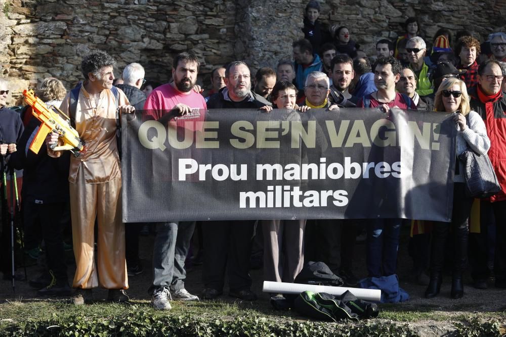 Pujada al castell de Sant Miquel per protestar contra les maniobres convocades per l exercit.