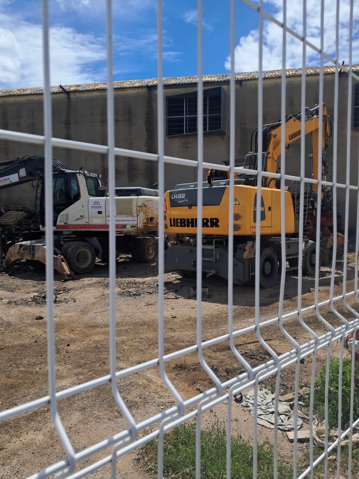 Excavadoras trabajan estos días en vaciar las naves de Marie Claire.