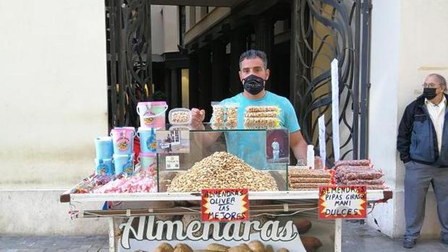 Jorge Oliver en su puesto ambulante en la calle Granada.
