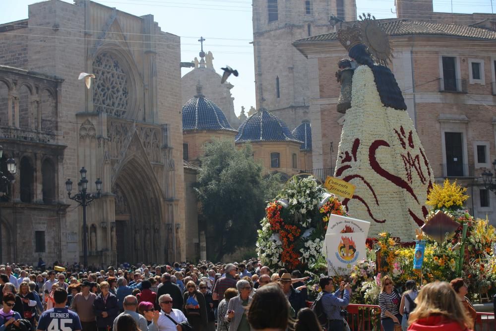 Miles de personas han acudido este lunes a visitar a la Virgen de los Desamparados