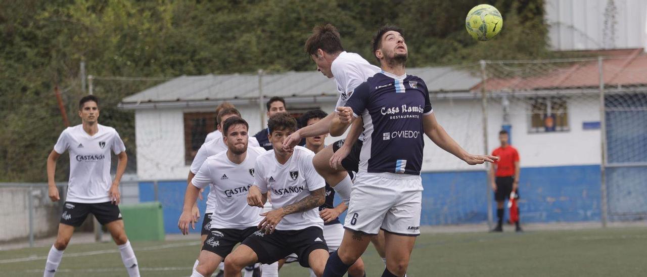 Jugadores del Vallobín y el Lealtad B pelean un balón en el área.