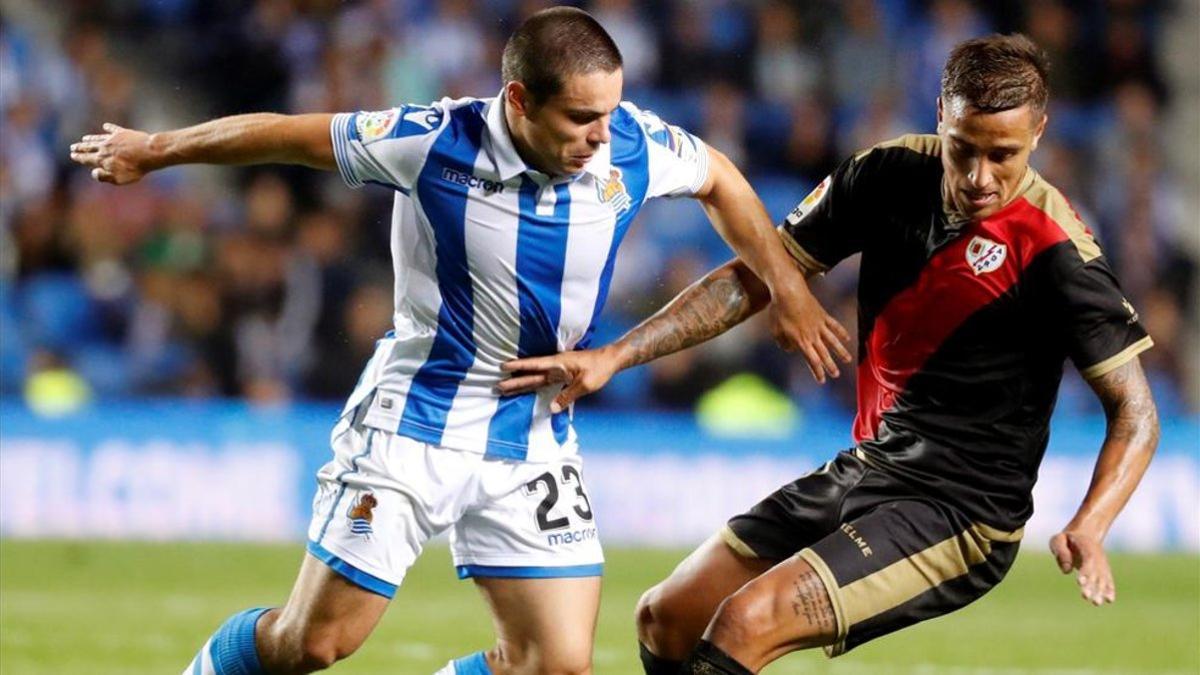 Luca Sagnalli (Real Sociedad) frente Óscar Trejo (Rayo Vallecano)