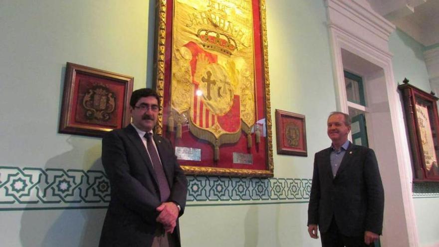 El director del Archivo, Santiago Romero -izquierda-, y Eduardo Dizy, ayer, en el Archivo de Indianos.