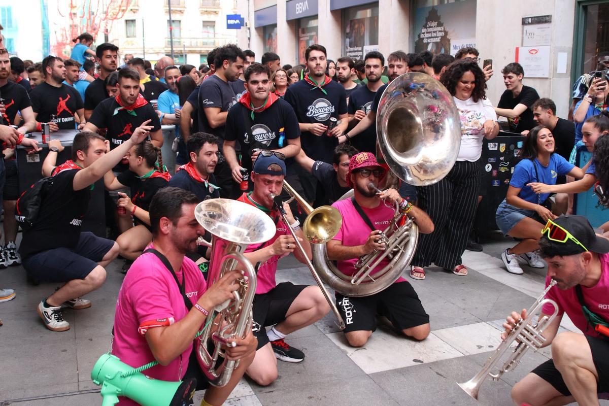 Las peñas no saben de calor y celebran a San Pedro Las peñas no saben de calor y celebran a San Pedro