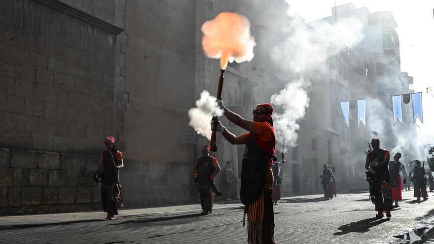 Las mujeres ganan terreno en el Alardo de Moros y Cristianos de Elche y ya representan la mitad de los arcabuceros