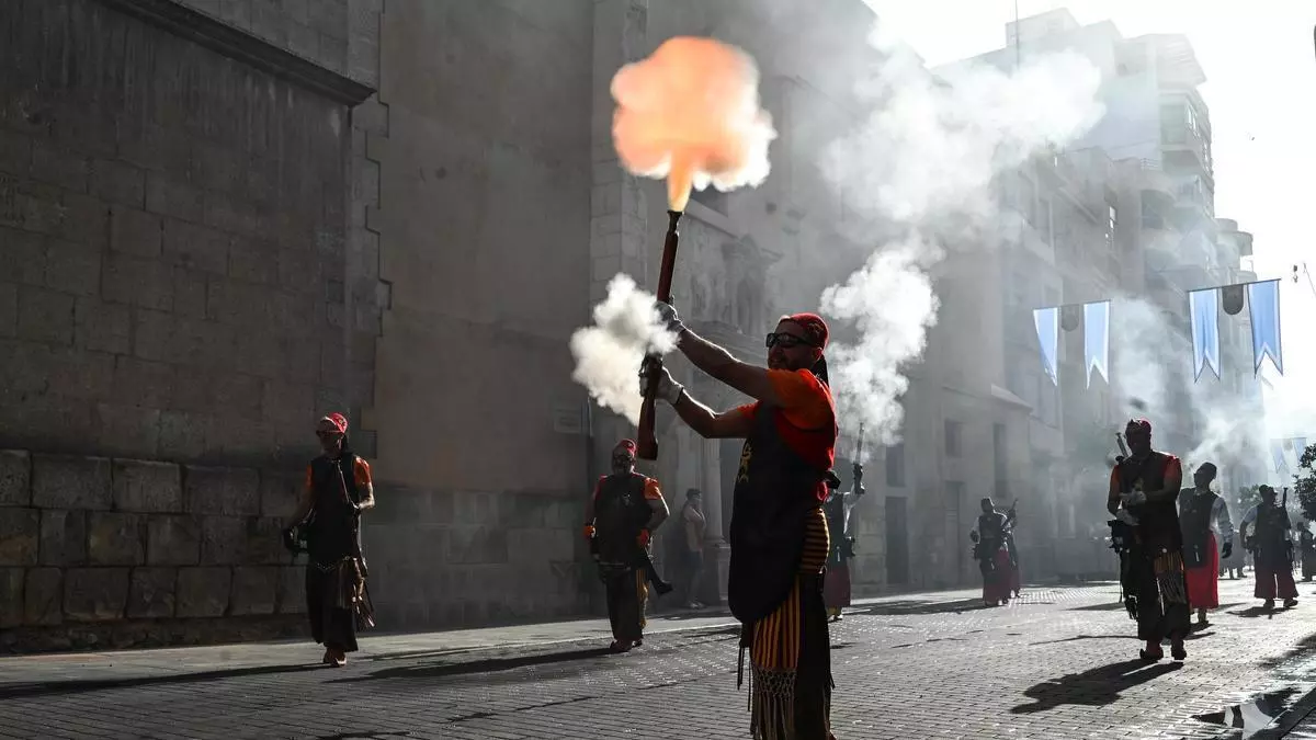 Las mujeres ganan terreno en el Alardo de Moros y Cristianos de Elche y ya representan la mitad de los arcabuceros
