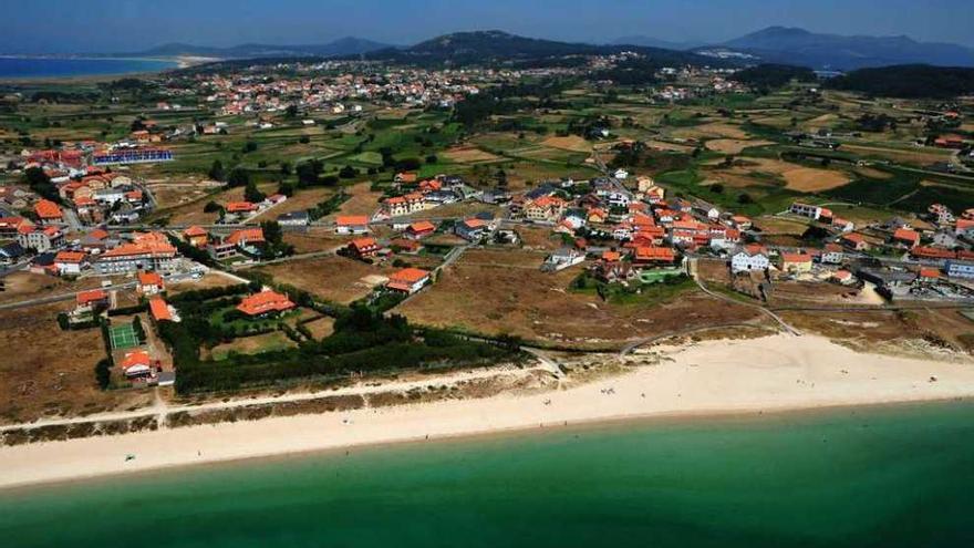 Una vista aérea de Aguiño, en el Concello de Ribeira. // Iñaki Abella