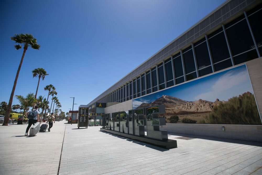 Llegada de pasajeros de TUI a aeropuerto del Sur