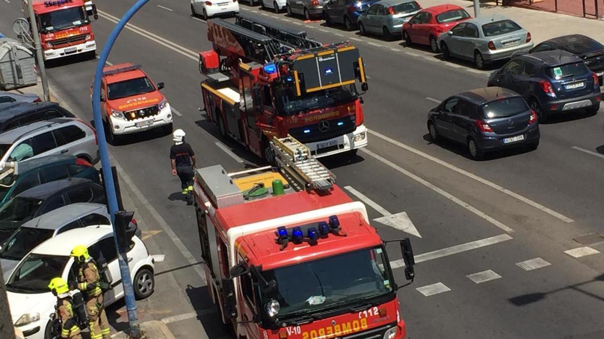 Los servicios de emergencia en el lugar del incendio declarado en la Albufereta.