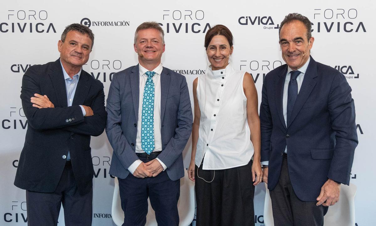 El edil de Urbanismo, Antonio Peral, la directora general de Planeamiento, Leticia Martín, y el profesor universitario Armando Ortuño analizan el futuro documento que aspira a cambiar el porvenir de la ciudad