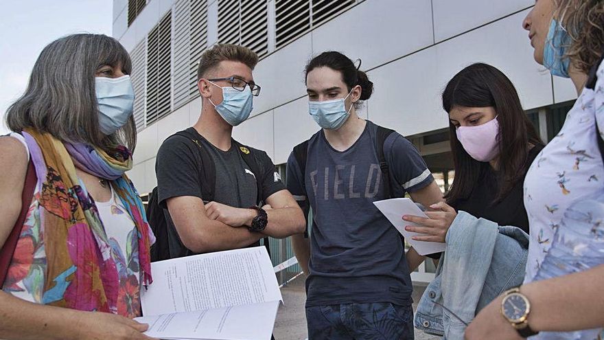 Un grup d&#039;alumnes i professors reunits fora de la FUB de Manresa