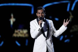 Aziz Ansari, l’amfitrió dels premis MTV Movie Awards, a l’amfiteatre Gibson dels estudis Universal City, Califòrnia.
