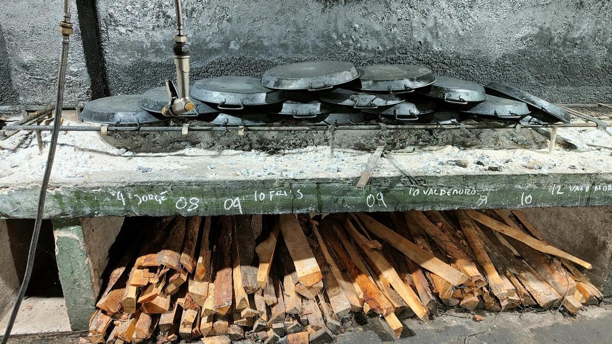 Algunas paellas de Las Bairetes, a la espera del servicio.